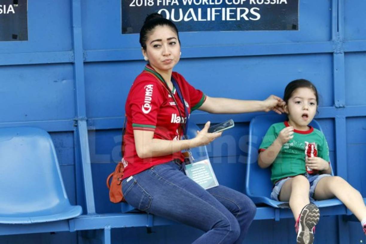 Ella es Berenice Banegas, la bella relacionadora pública del Marathón y estuvo presente en el partido en el estadio Olímpico.