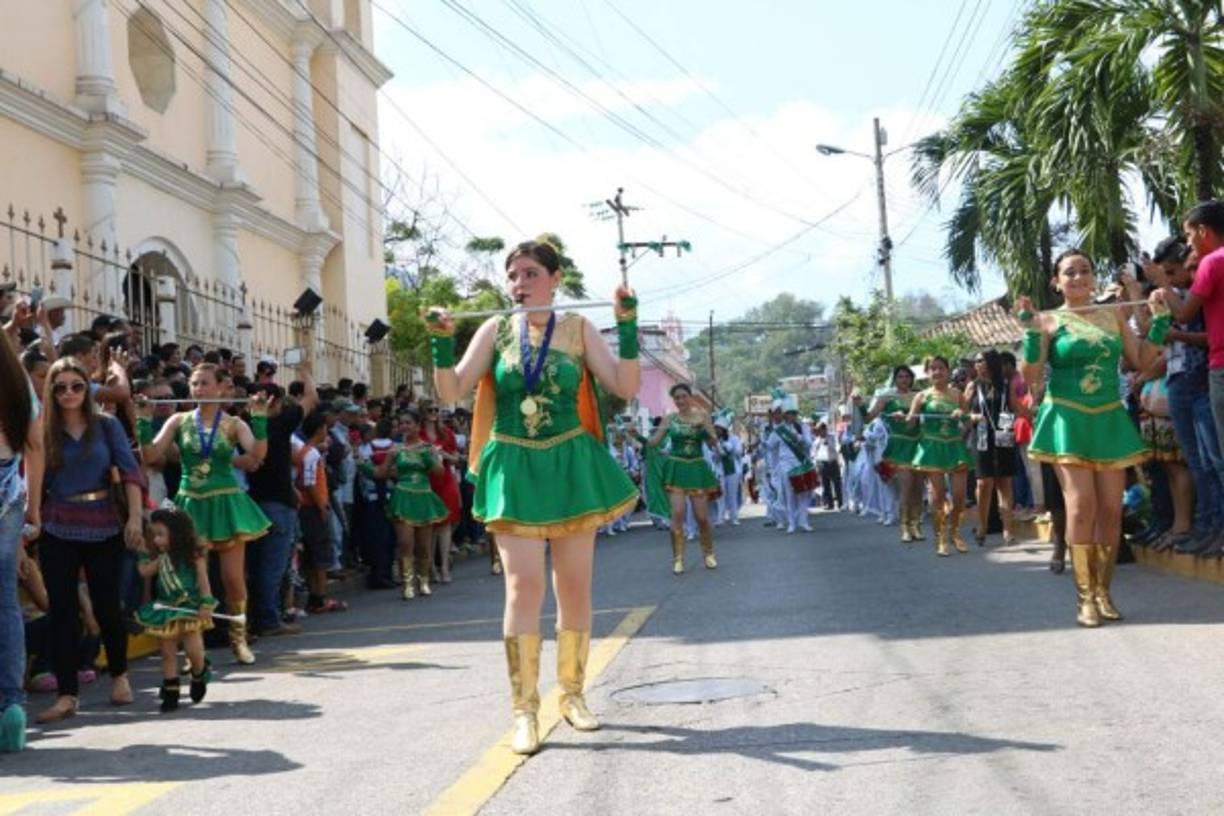 Una joven comanda a sus compañeras que la siguen al ritmo del silbato.
