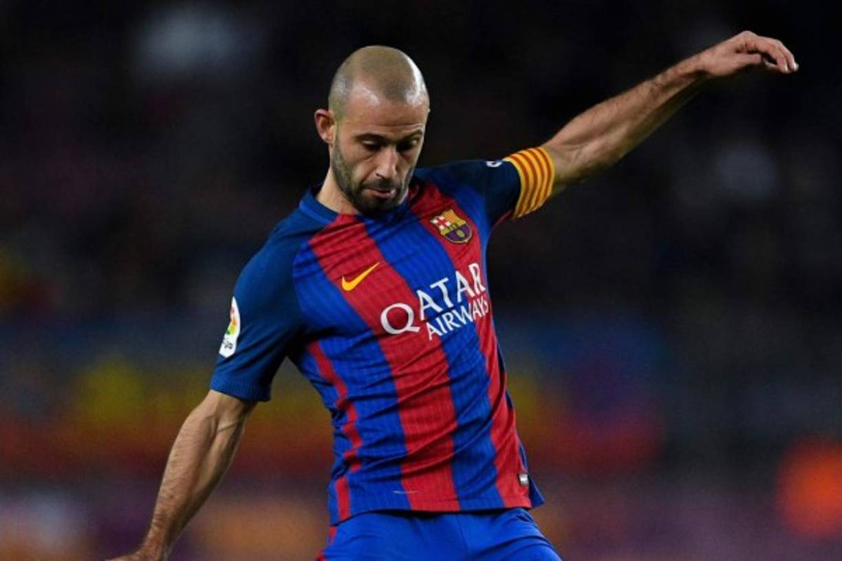 La Superliga de China no se olvida de Javier Mascherano, llevan intentando desde verano de 2015 sacarlo del FC Barcelona y parece que no desistirán en su empeño. El centrocampista argentino firmó en octubre su renovación con el conjunto azulgrana hasta el 30 de junio de 2019 pero ni eso asusta a los asiáticos. Varios equipos chinos suspiran por hacerse con los servicios del argentino la próxima temporada y parece que volverán a insistir en el próximo mercado, aunque la intención del defensa es quedarse en el club azulgrana ya que cree que tendría más posibilidades de llegar al Mundial de Rusia 2018 con Argentina si está en un club tan grande como el Barcelona, así que por ahora no parece que vaya a cambiar la situación del 'jefecito'.