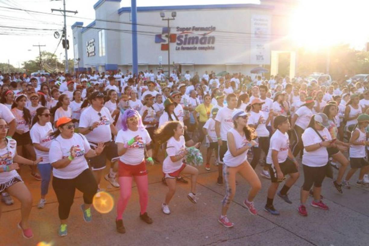 El ambiente era de alegría y diversión entre los miles de participantes que lucían emocionados en el Colorun 2014.