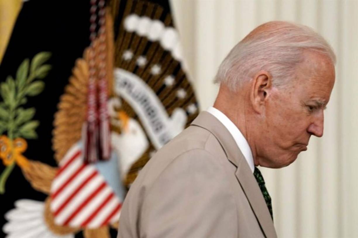 El traje de Biden causó revuelo e hizo recordar la polémica más absurda del mandato de Obama, varias figuras de la derecha tacharon de 'poco presidencial' el hecho de que el entonces mandatario se vistiera de beis para dar una rueda de prensa el 28 de agosto de 2014.