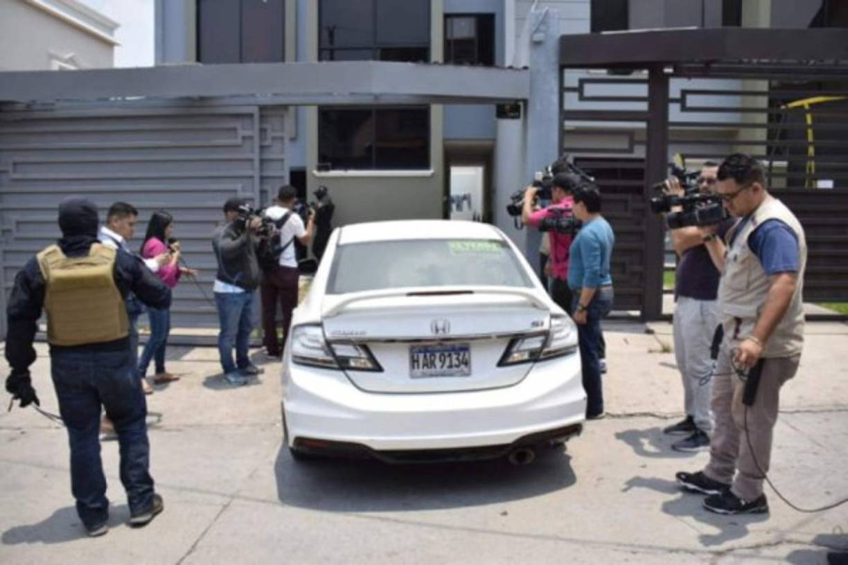 Los dos carros estaban estacionados dentro de la amplia y lujosa vivienda.