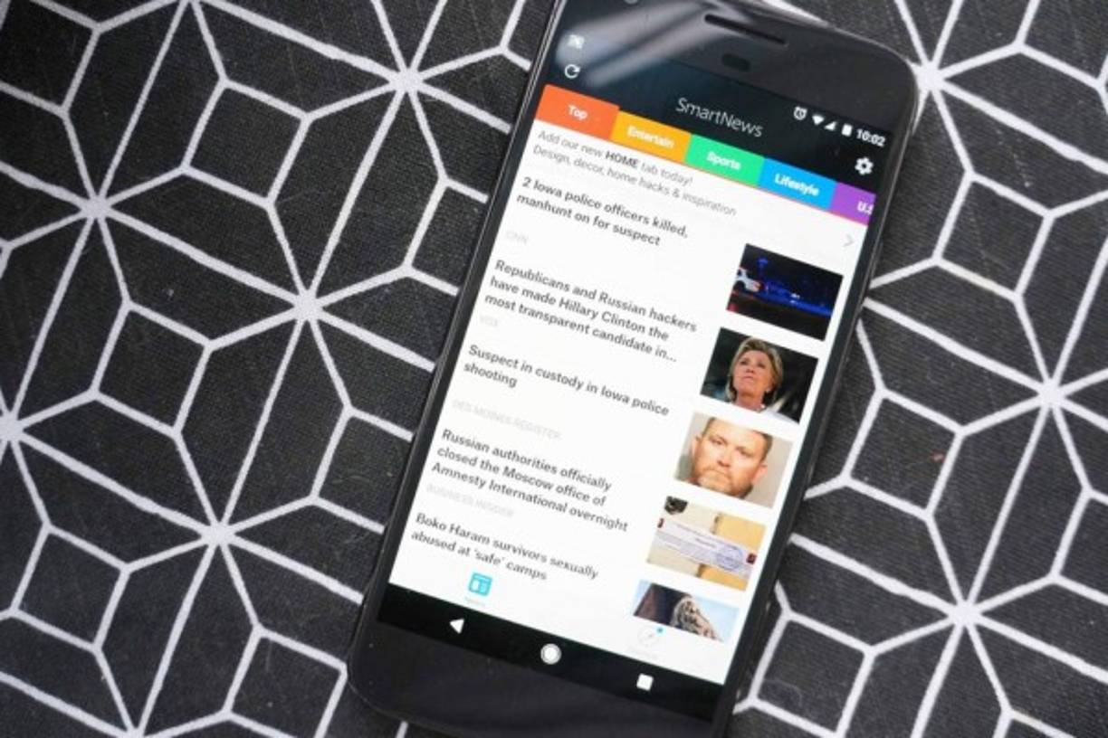 SmartNews permite visualizar varios servicios de noticias en una sola pantalla lo que hace tener una demanda superior de datos a estar constantemente escaneando el internet en busca de nuevas informaciones. <br/><br/>Esto agota la batería y el plan de datos con el que funciona el teléfono.
