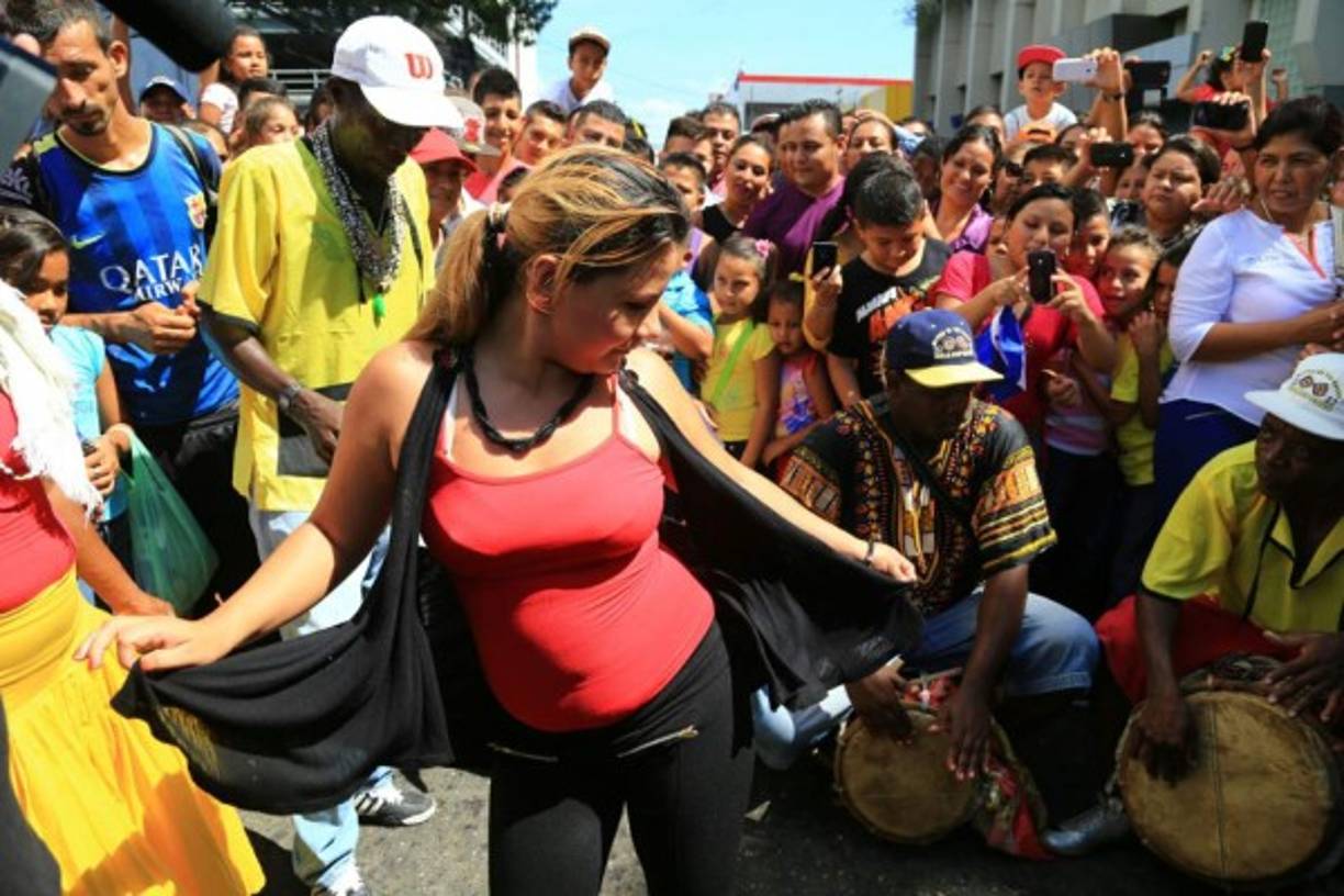 El ritmo de los garífunas ha contagiado en los desfiles.