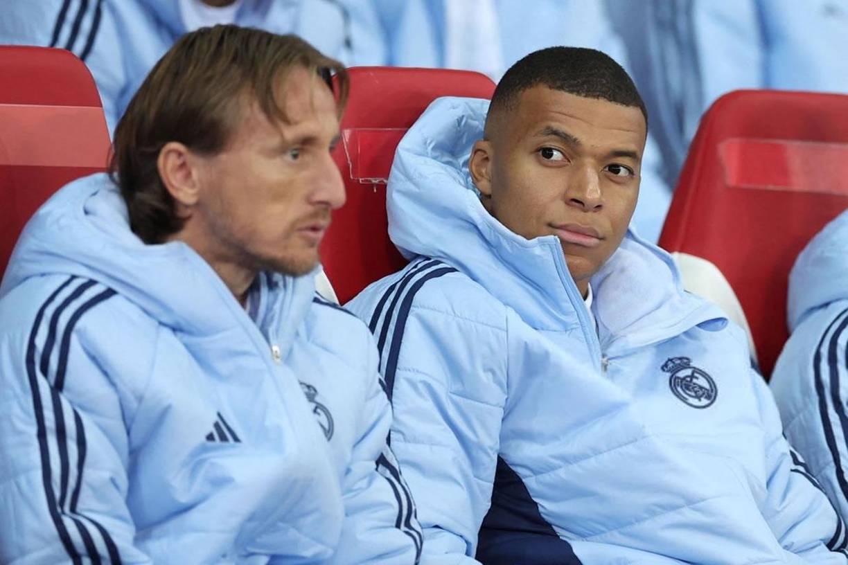 Kylian Mbappé y Luka Modric en el banco de suplentes del Real Madrid contra el Lille en Francia.