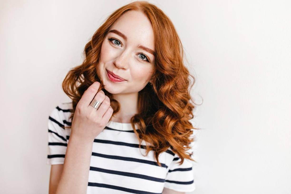 Consejos adicionalesEvitar cortes rectos: Los cortes rectos a la altura de la mandíbula pueden acentuar las líneas angulares del rostro cuadrado. Si no te gusta el corte en capas, luce un corte a la altura de los hombros y úsalo en ondas como en este imagen.