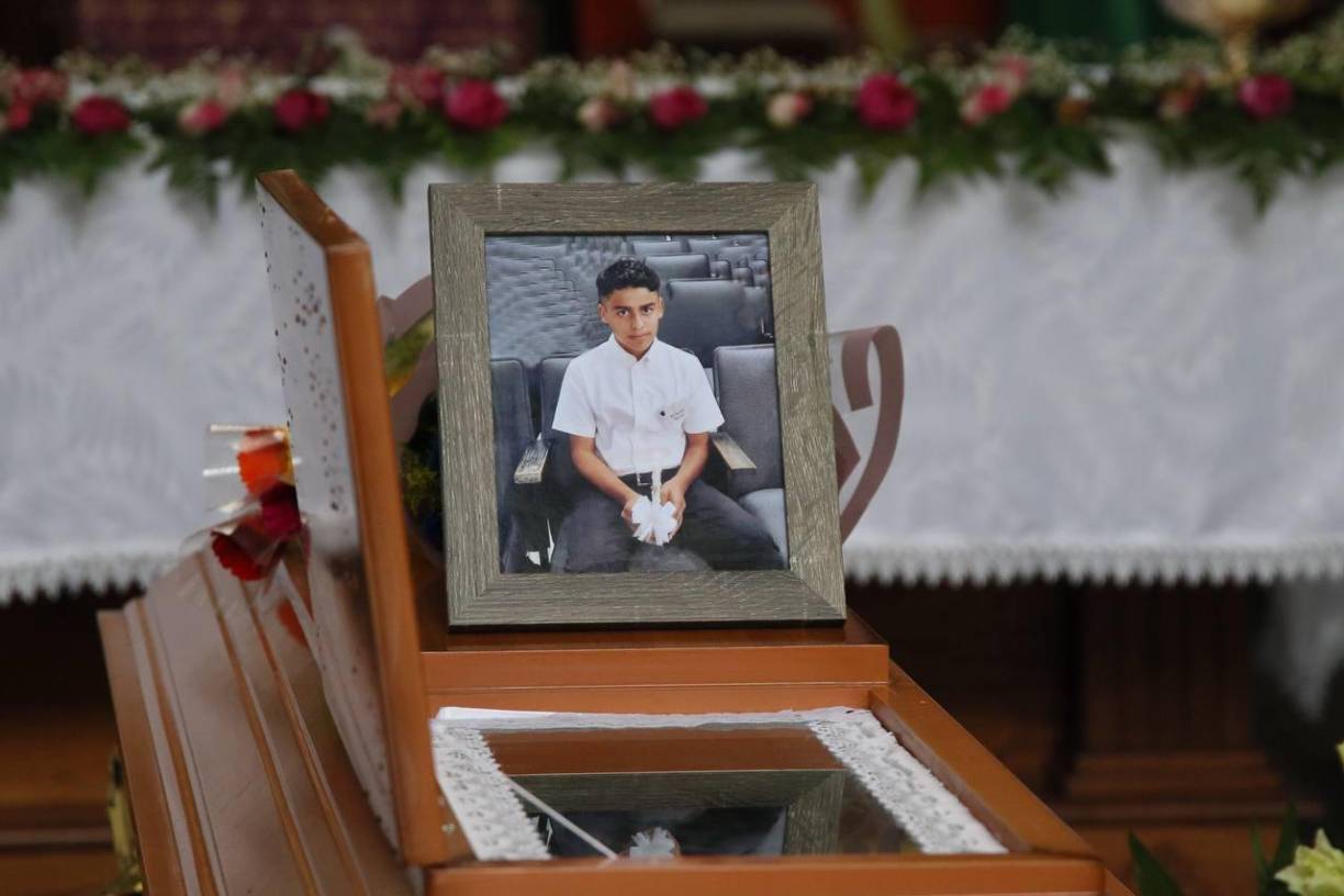 Ayer en medio de un ambiente de consternación, el cuerpo de Richard David Ávila fue velado en la <b>iglesia San Juan Bautista</b> de la colonia Kennedy y por la tarde sepultado en el <b>cementerio Tierra Santa.</b>