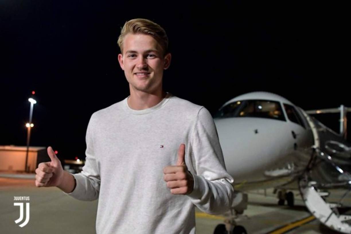 Matthijs De Ligt : Fin a la novela. El defensor holandés ha decidido fichar por la Juventus de Italia, rechazando de esta manera al FC Barcelona. El zaguero aterrizó en Turín y se mostró feliz por su nueva aventura, llega procedente del Ajax.