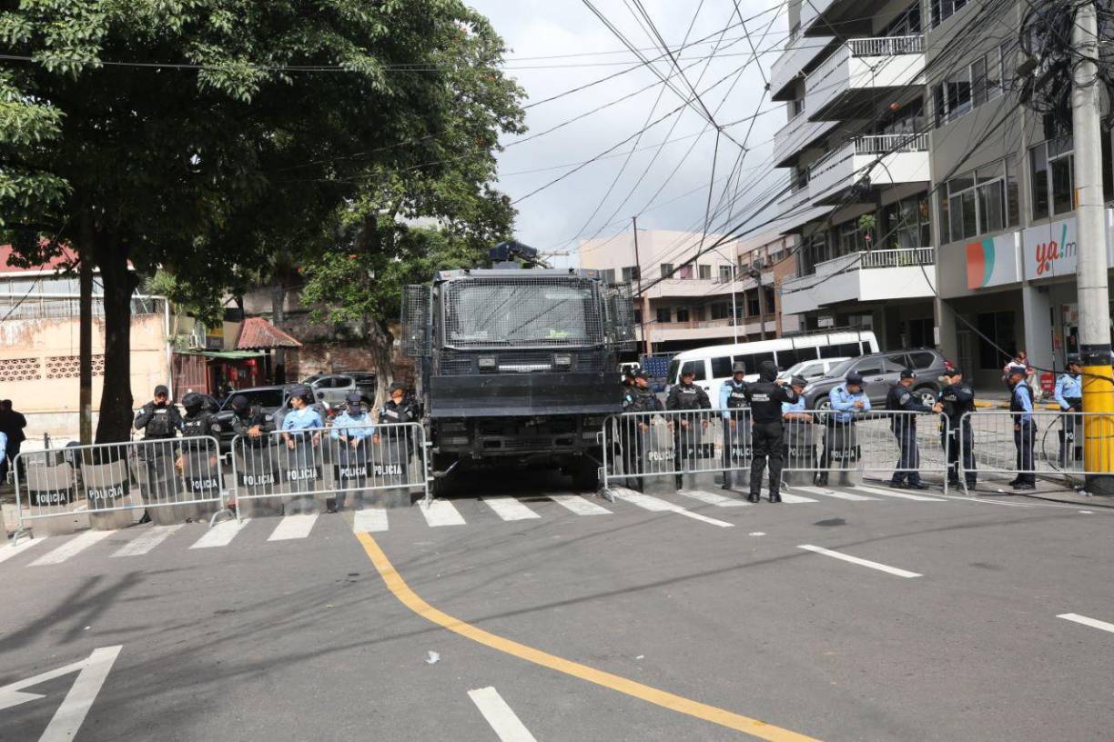 La calle que da acceso al edificio del Ministerio Público está restringida por la Policía.