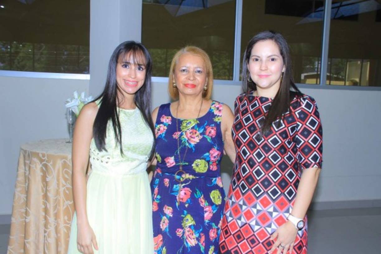 Egla y Egla Avendaño y Sarahí Aguilera.