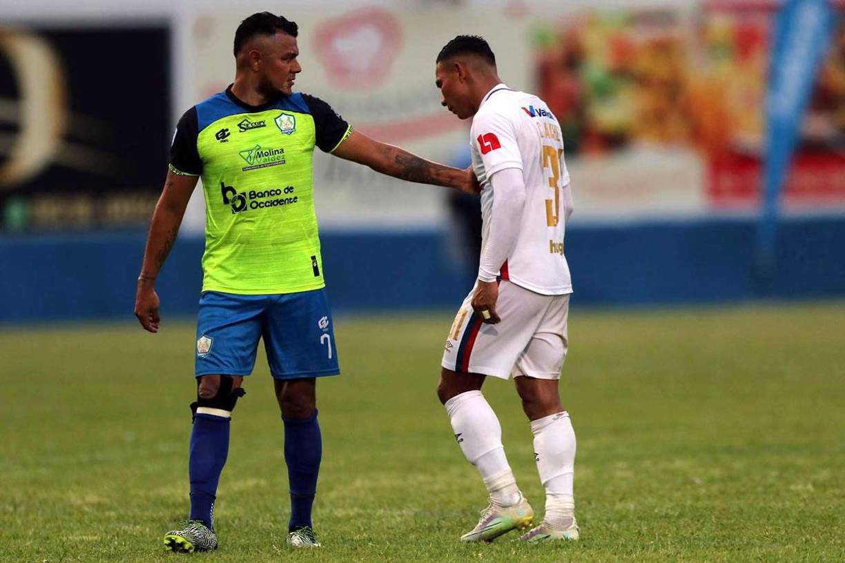 Mario Martínez, que entró de cambio por Cristian Cálix, saludando a Carlos Sánchez tras el final del partido. 