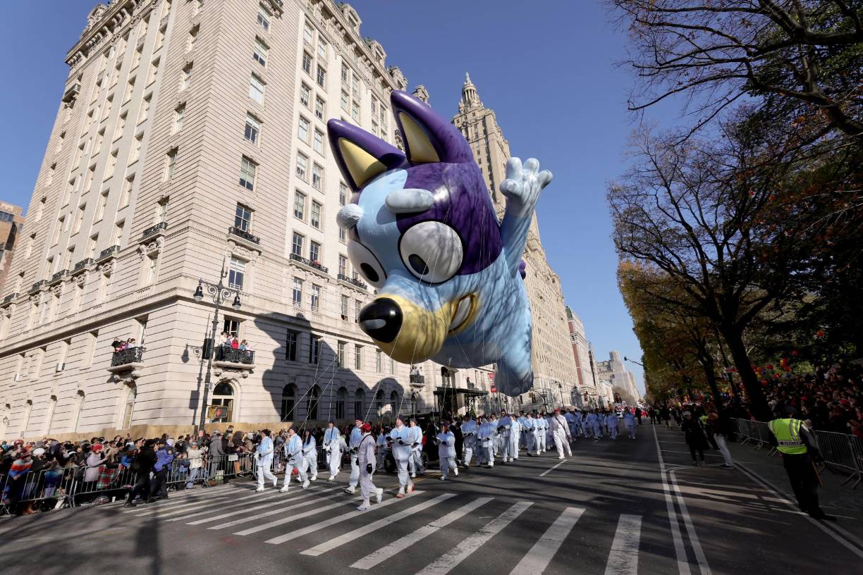 Los asistentes disfrutaron del paso de los globos gigantes y de las presentaciones de los artistas invitados en sus carrozas.