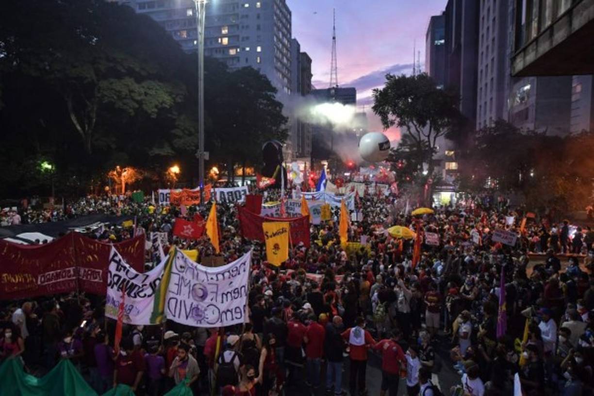 Decenas de miles de personas se manifestaron la noche del sábado en Brasil en contra del presidente Jair Bolsonaro, en especial por su caótica gestión de la pandemia de coronavirus, que deja más de 461,000 muertos y amenaza con arreciar de nuevo. Fotos: AFP