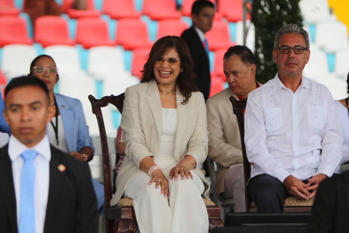 La ministra Moncada se trasladó al estadio Nacional para disfrutar de las presentaciones de los colegios capitalinos. 