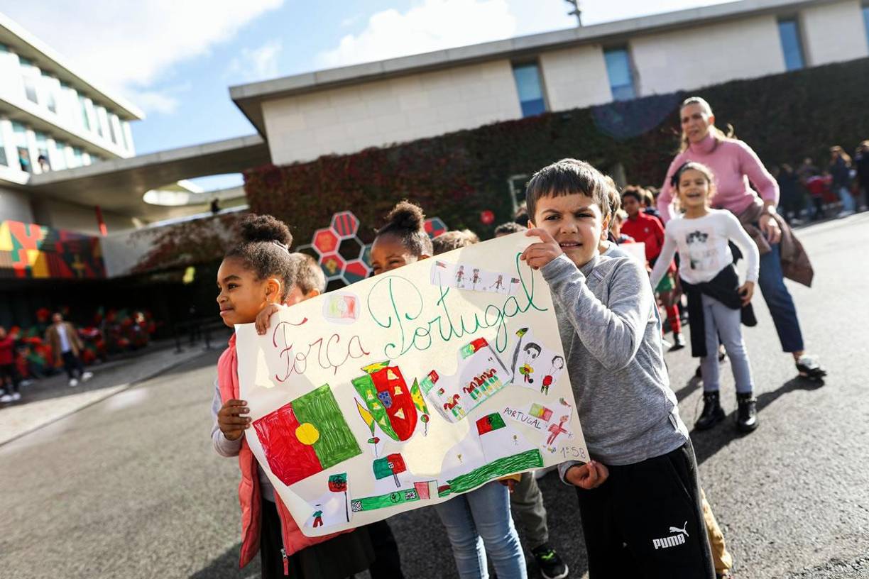 Los jugadores de la selección portuguesa salieron por la mañana del viernes de la Ciudad del Fútbol de Oeiras, a las afueras de Lisboa, donde les esperaban varios grupos de niños, eufóricos ante el paso de Cristiano.