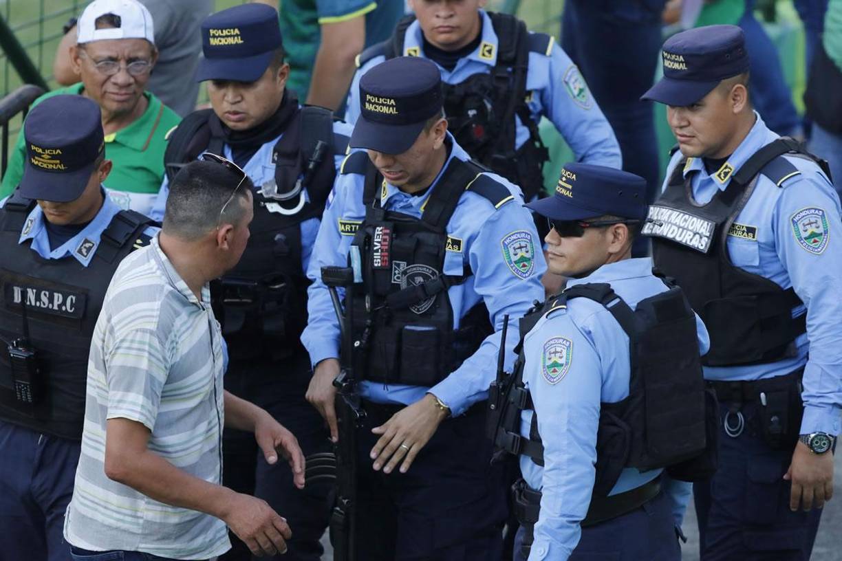 Miembros de la Policía Nacional sacaron a este aficionado del estadio Yankel Rosenthal. ¿Qué pasó?