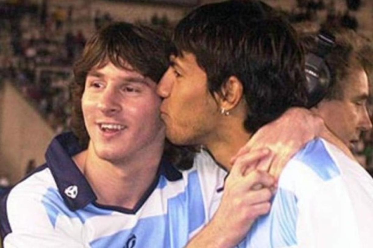 Kun Agüero en una imagen en donde le deja un beso a Lionel Messi, ambos son amigos desde hace muchos años.
