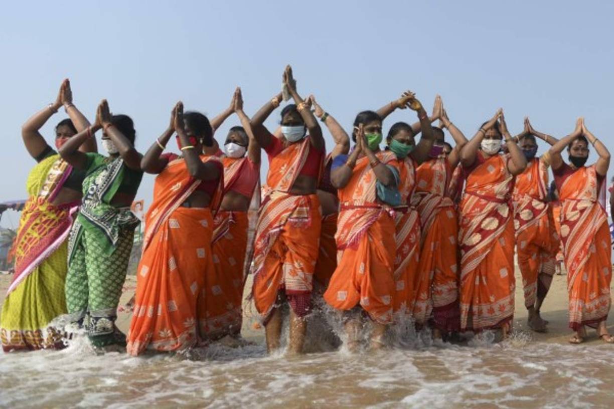 India:<br/><br/>Debido a las decenas de religiones que tiene India, y cada una con su calendario, era imposible saber qué fecha se celebraba el Año Nuevo, pero eso cambio hace unos años.