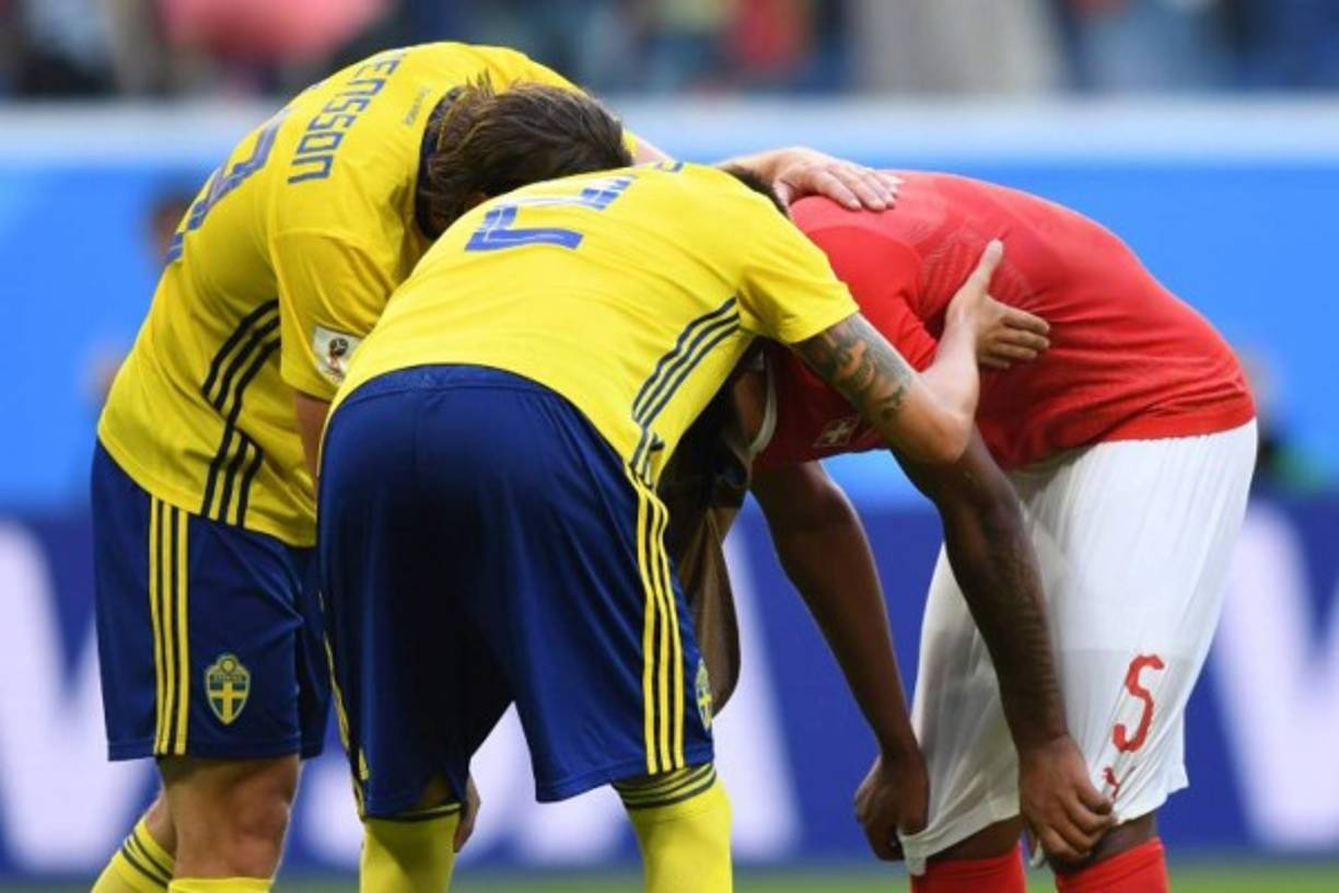 Gran ejemplo. Jugadores suecos consuelan al suizo Manuel Akanji. Foto AFP