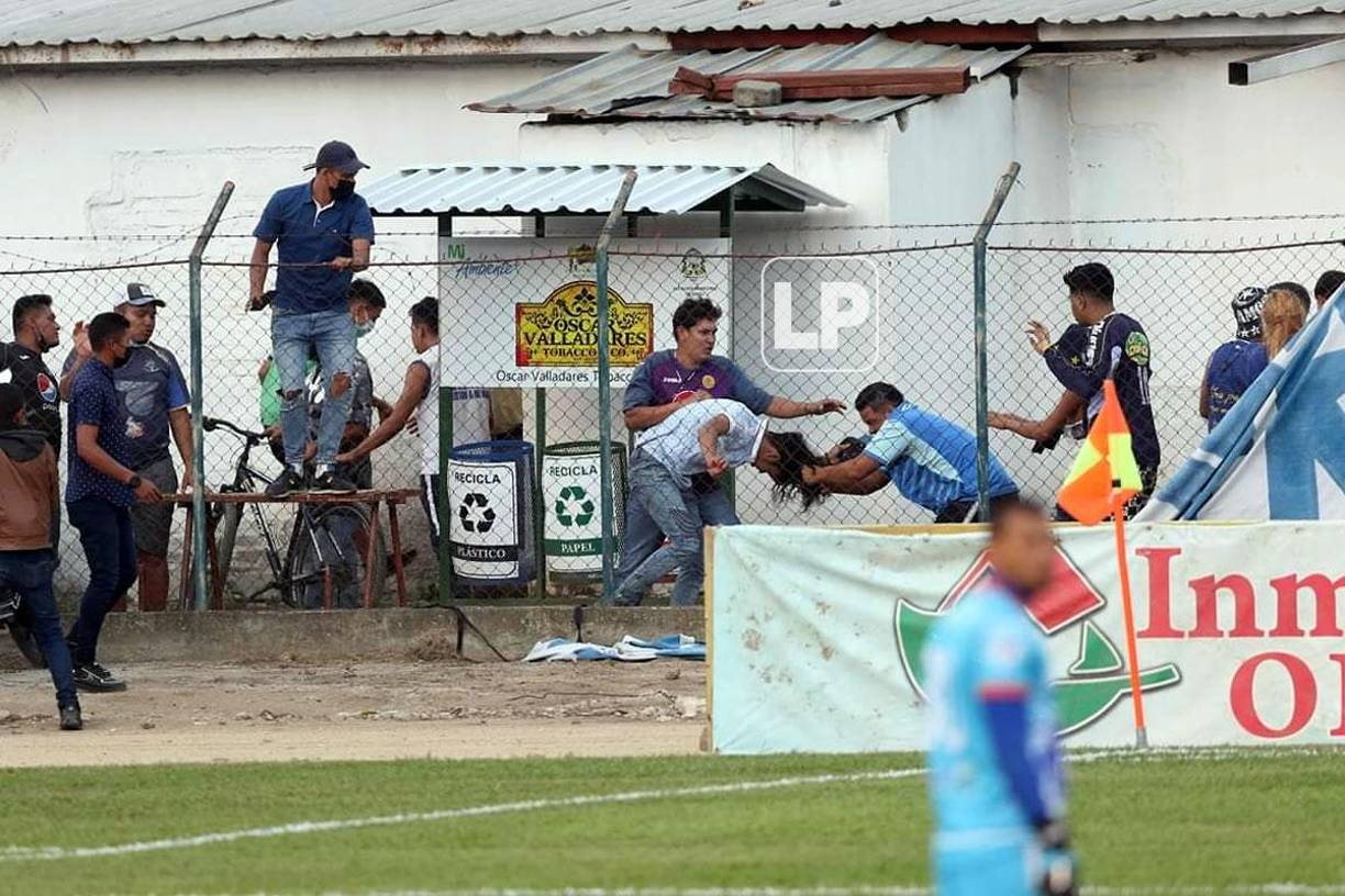 Durante el partido, en las gradas del estadio Marcelo Tinoco varios aficionados del Motagua protagonizaron una pelea entre ellos mismos.