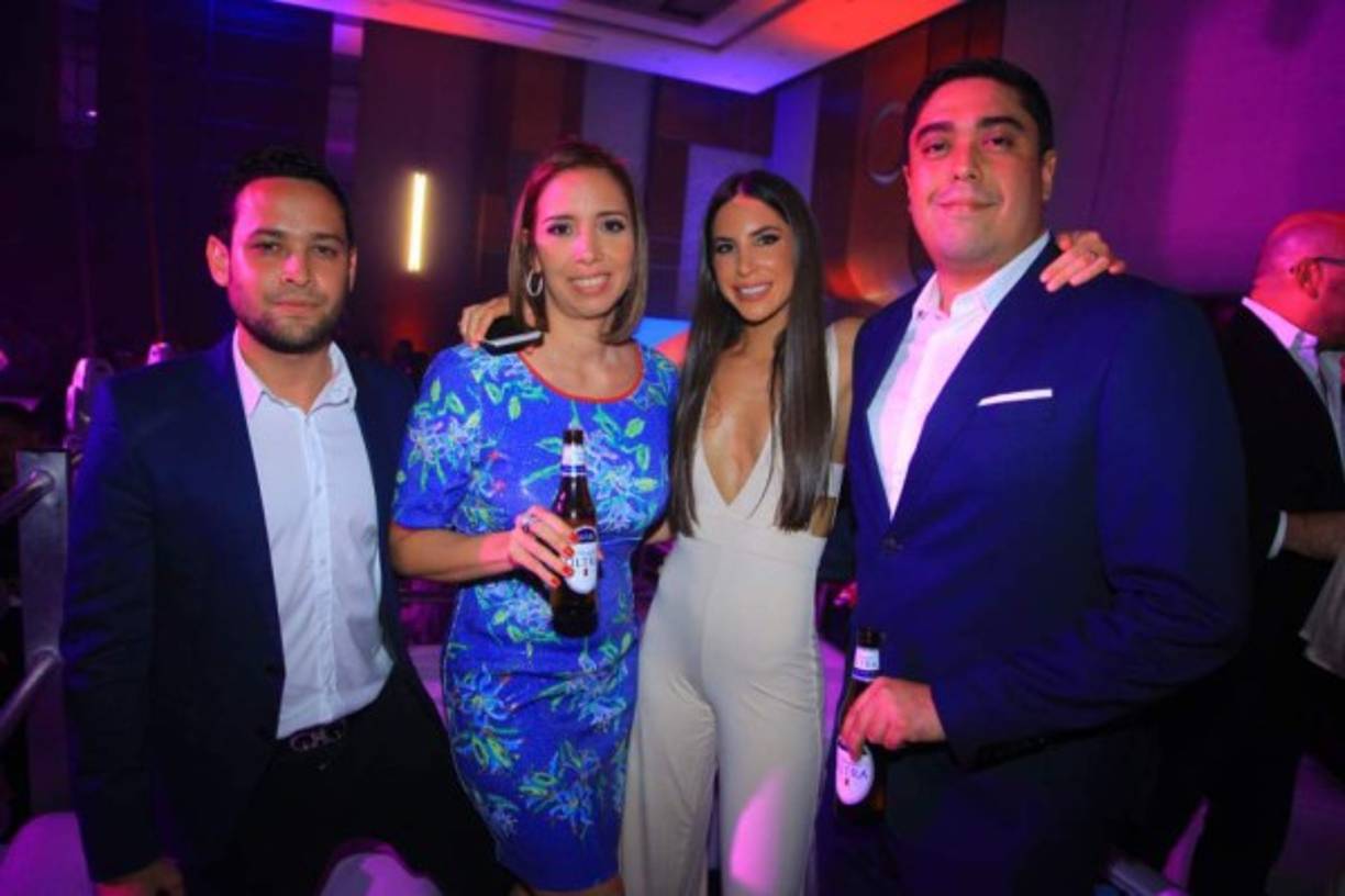 La guapísima atleta llegó al país para el lanzamiento comercial de una cerveza.