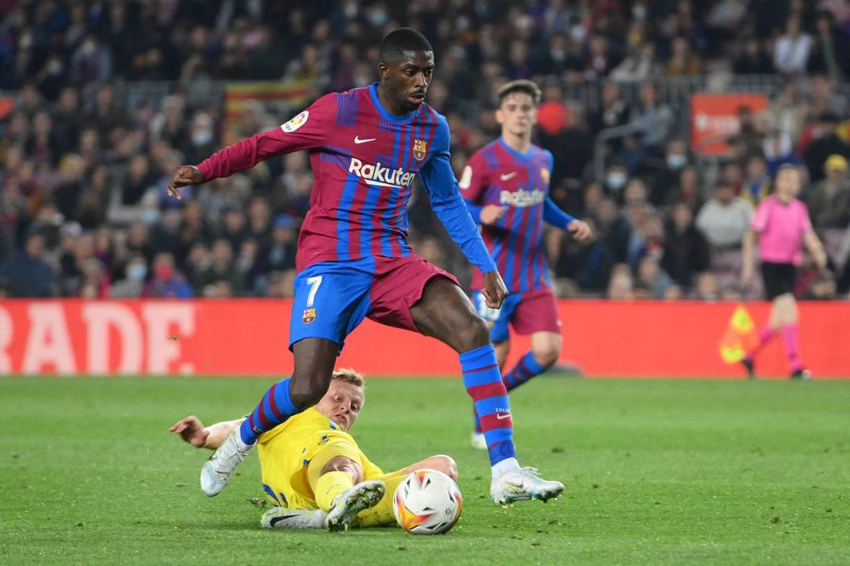 El centrocampista danés Jens Jonsson se barre para robarle la pelota a Ousmane Dembélé.