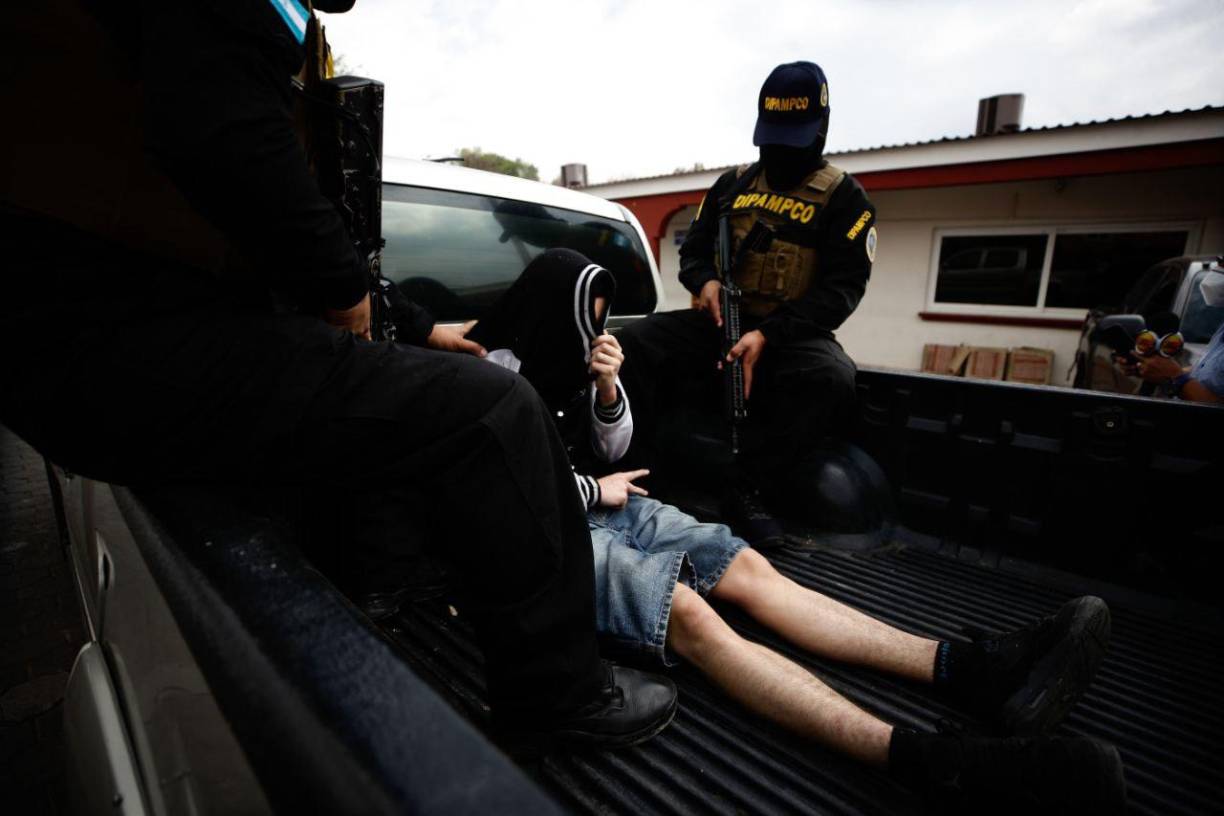 “El diablito” se observa en las imágenes ingresando con arma en mano hasta la cuartería donde fueron asesinadas siete personas.