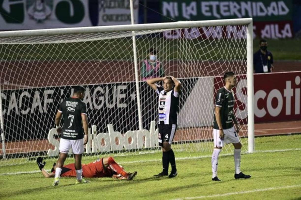 José Laureiro del Diriangén se lamenta tras otra ocasión en la que salvó Denovan Torres.