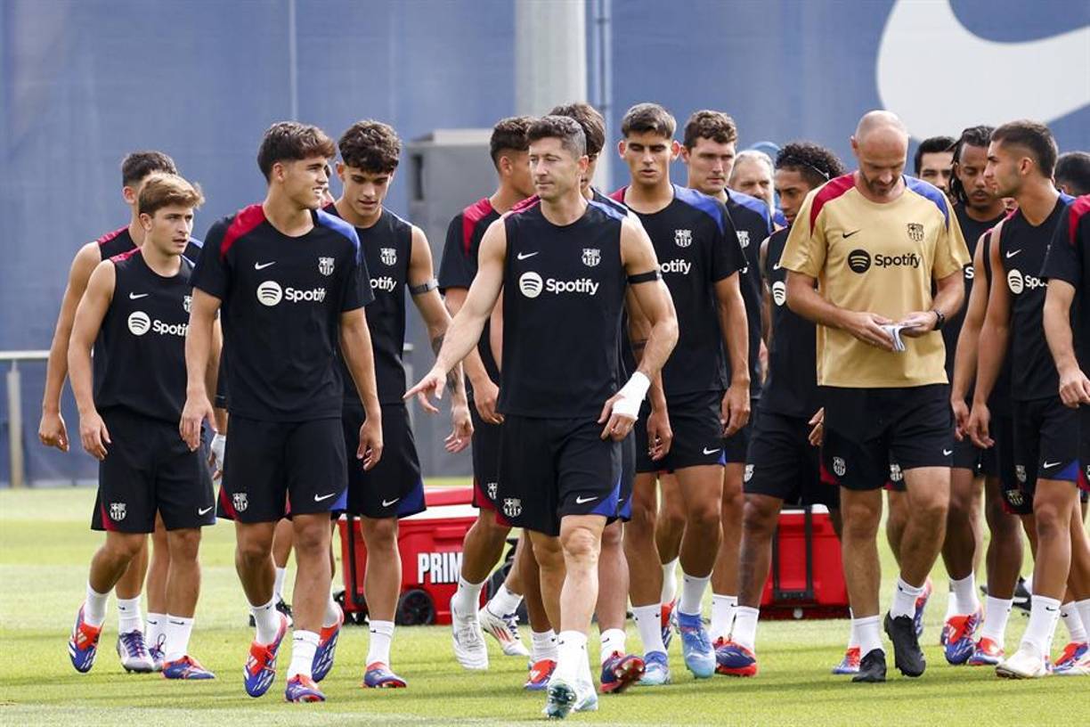 El entrenador alemán mandaría un poderoso 11 para su estreno ante el Valencia en La Liga y así sería su poderoso 11. Así sería la primera alineación oficial del Barcelona.