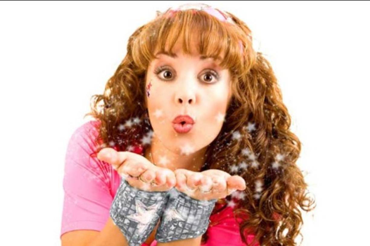 La cantante ha sido nominada para cinco premios Latin Grammy por Mejor Álbum de niños y ha vendido más de 9 millones de discos.