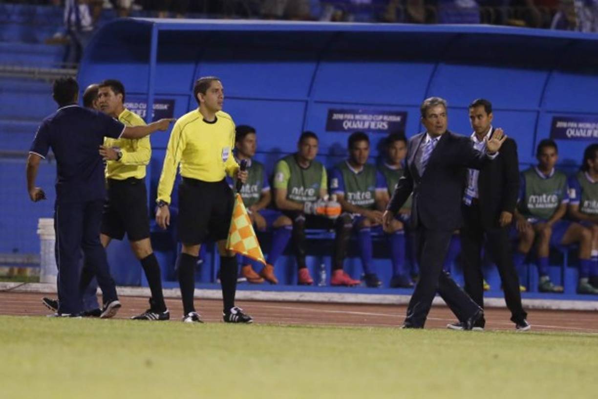 La polémica con el estratega colombiano se dio luego de que al minuto 12 reclamó de forma airada un supuesto penal a favor del combinado catracho en donde Alberth Elis fue derribado en el área contraria pero el central no sancionó nada.