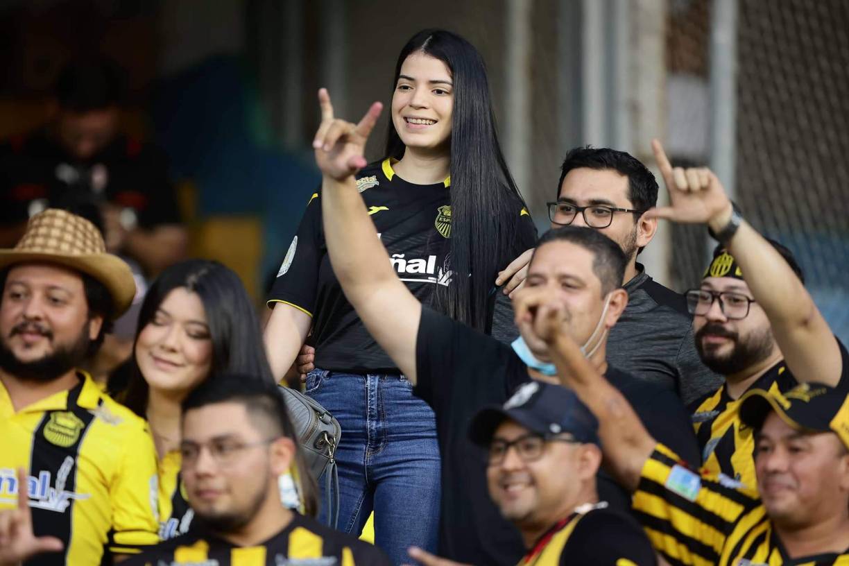 Ambientazo y lindas chicas en el Morazán con el Real España-Alajuelense por Liga Concacaf