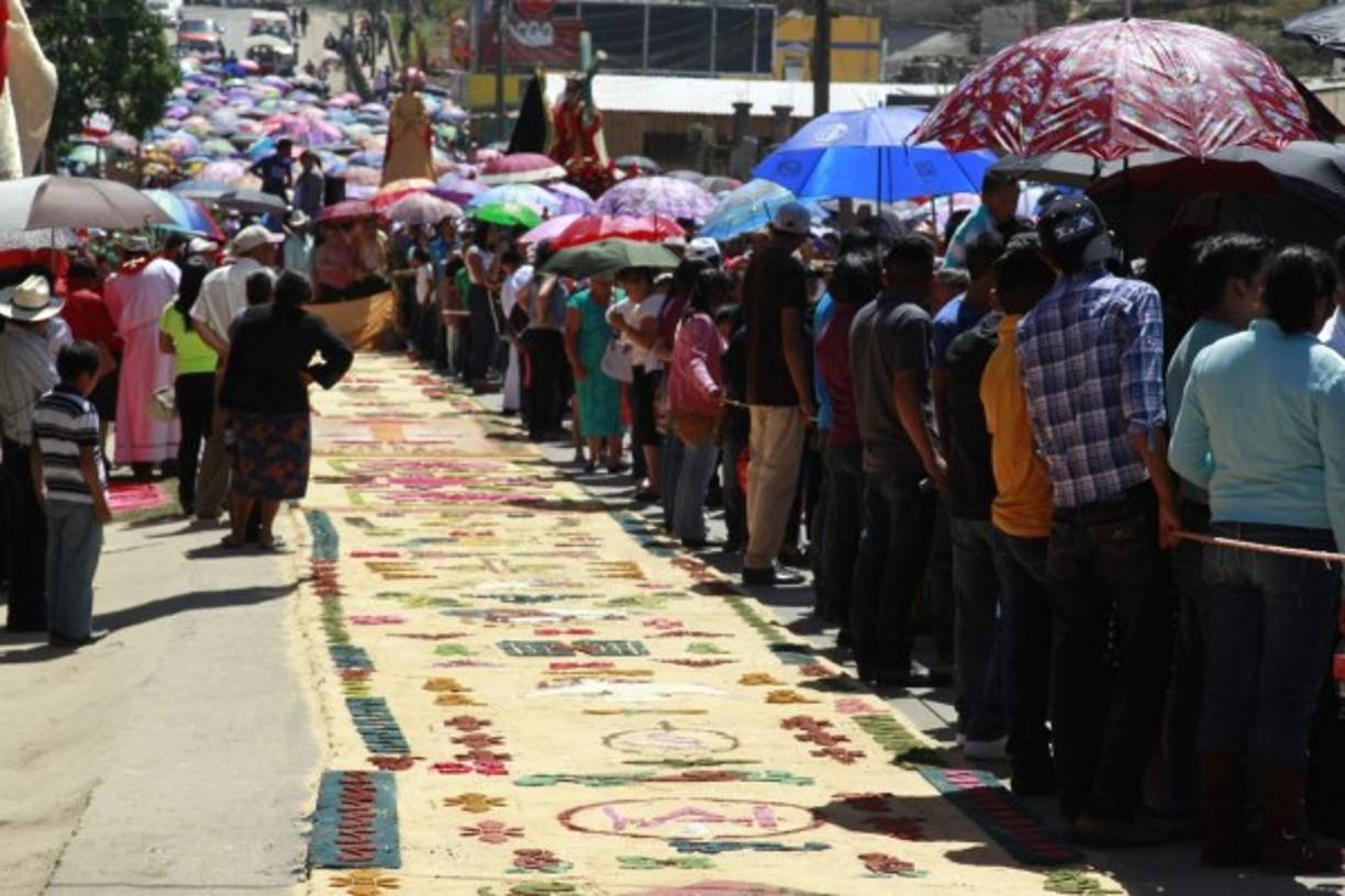 Decenas de personas salieron de sus casas para apreciar las alfombras en Intibucá, zona occidental de Honduras, en el Viernes Santo, el 25 de marzo de 2016.