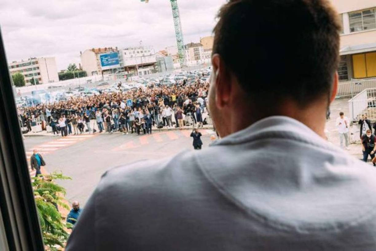 Las últimas horas de Messi han sido de mucho movimiento. Primero se marchó de Barcelona, luego fue recibido de forma espectacular en París y posteriormente pasó a firmar su contrato que lo une al cuadro francés.