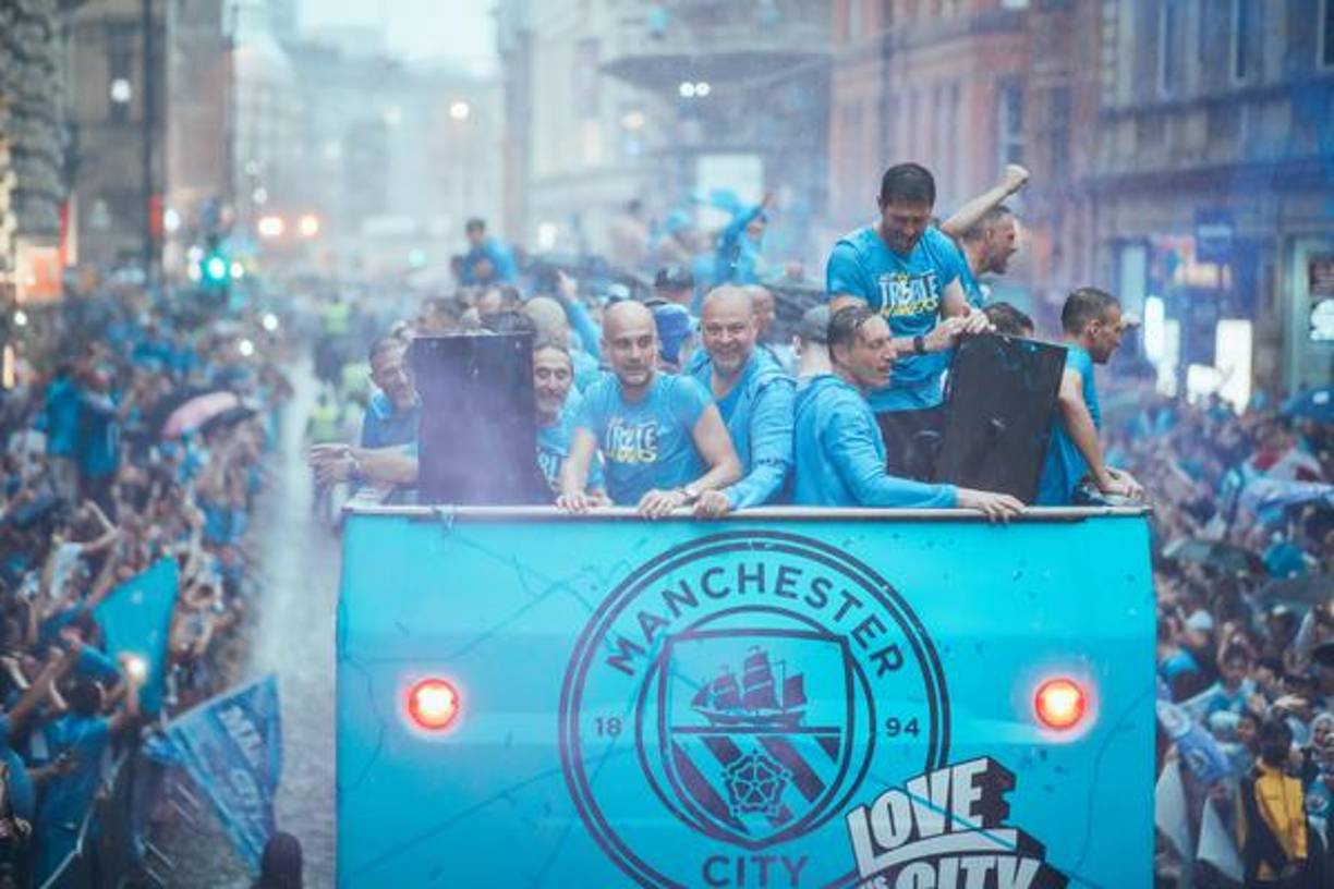 Dos días después de la victoria en Estambul que selló Rodrigo Hernández con un gol en el minuto 68 frente al Inter de Milán, Pep Guardiola y sus pupilos festejaron desde el techo descubierto de tres autobuses azul celeste el título europeo, que completa el excepcional triplete de esta temporada.