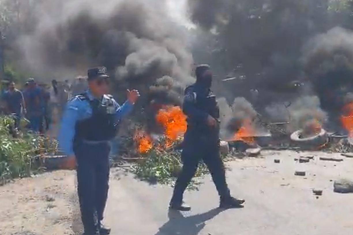 Agentes de la Policía Nacional llegaron a despejar la carretera tomada por los pobladores.