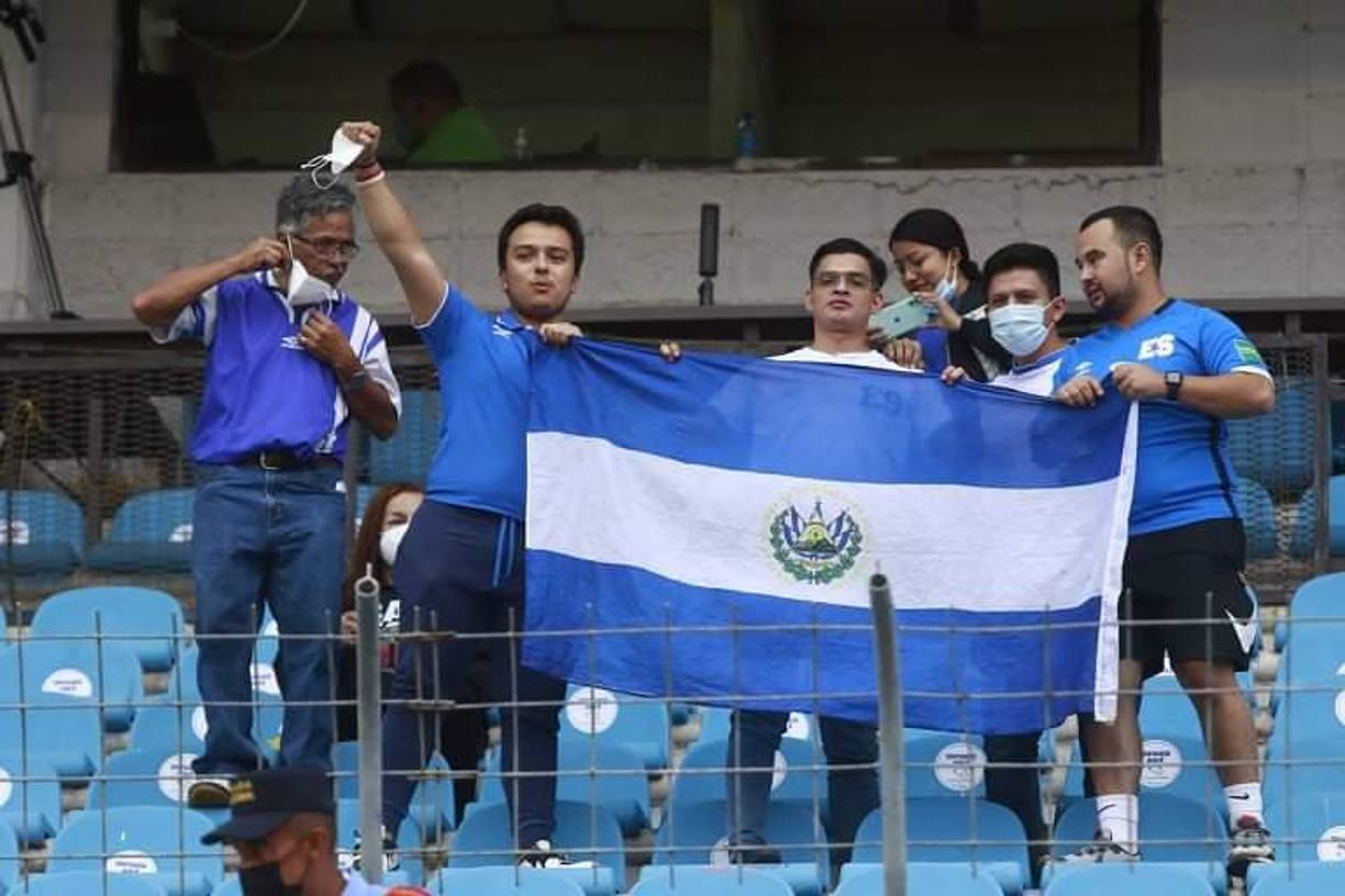 Aficionados salvadoreños llegaron al estadio para alentar a su selección ante Honduras.