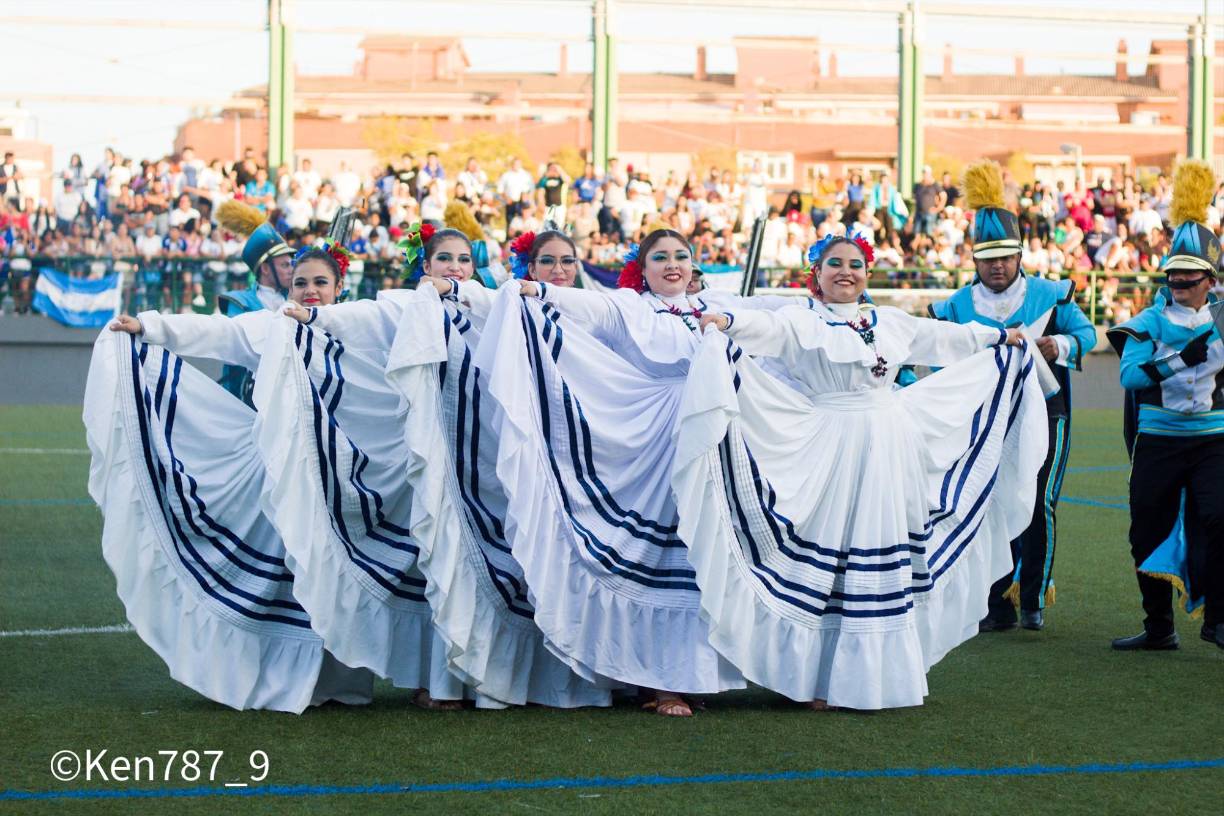 Un grupo de jovencitas mientras se preparaban para su presentación al ritmo de la banda del JTR.