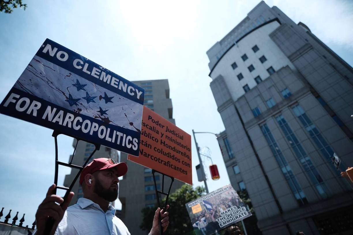 <b>Exigencias al Gobierno</b>: Miembros del Partido Libre muestran pancartas exigiendo la remoción del embajador de Honduras ante la OEA y criticando a los “Mapaches” y otras pidiendo “No clemencia” a los narcopolíticos. 