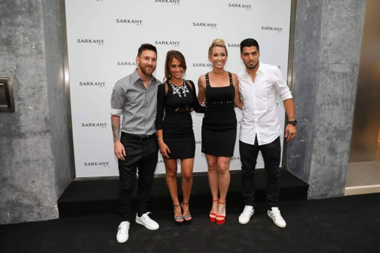 Con look relajado de camisa gris y lunares negros, Leo acompañó en su nuevo proyecto a su mujer, quien lució un vestido streech negro con piedras en el escote. En la inauguración de Sarkany en Barcelona, Antonella y Sofía Balbi fueron acompañadas por sus maridos, Messi y Suárez, dos ídolos del club Barcelona.