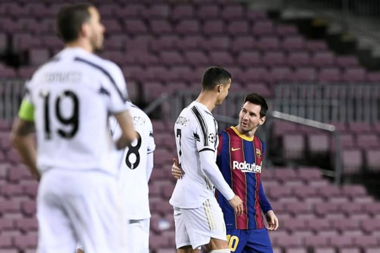 CR7 y Messi se dieron mimos en el centro del campo previo al juego.