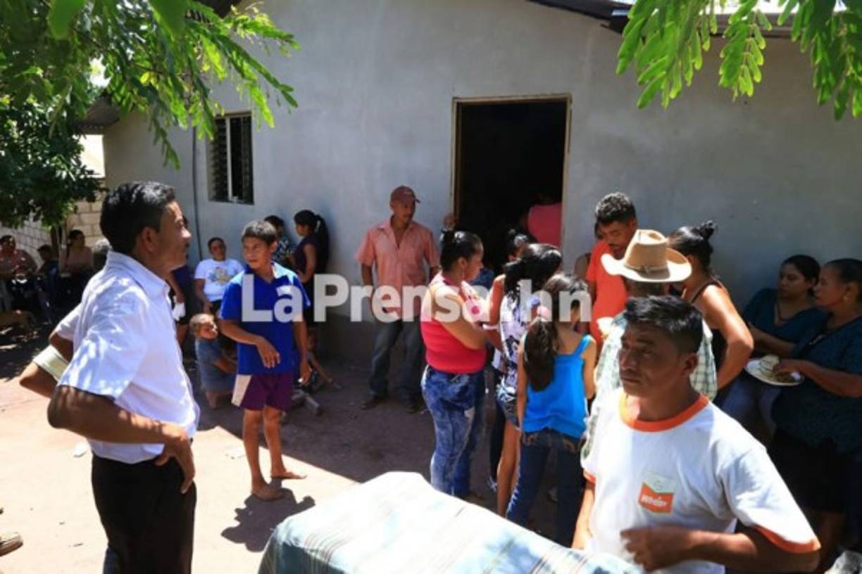 La vivienda de Geovanny Aguilar se encuentra llena de habitantes que han llegado a darle el pésame.