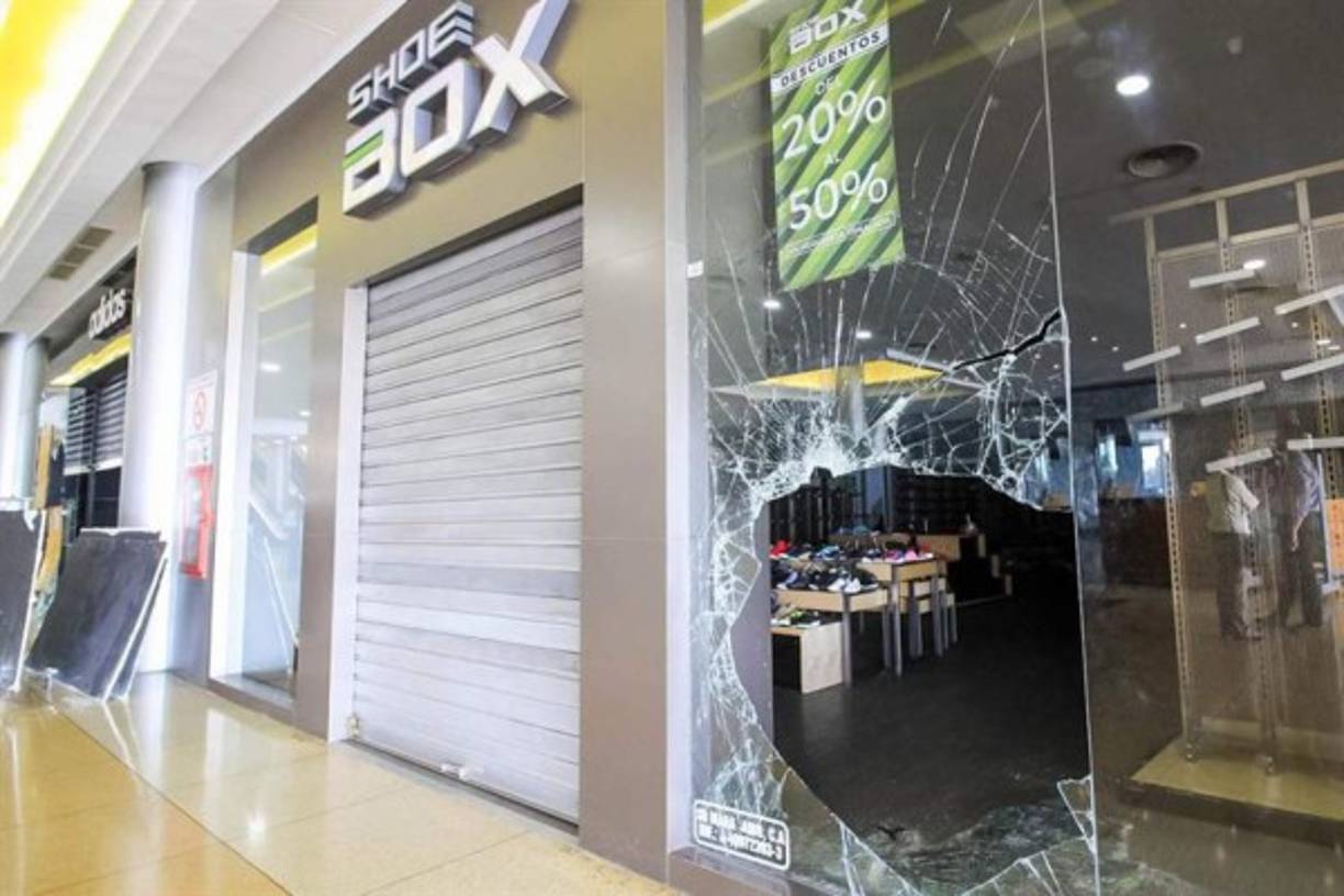 Miles de personas arrasaron con los productos de varios supermercados, mientras otros asaltaban los centros comerciales de la otrora capital petrolera de Venezuela.