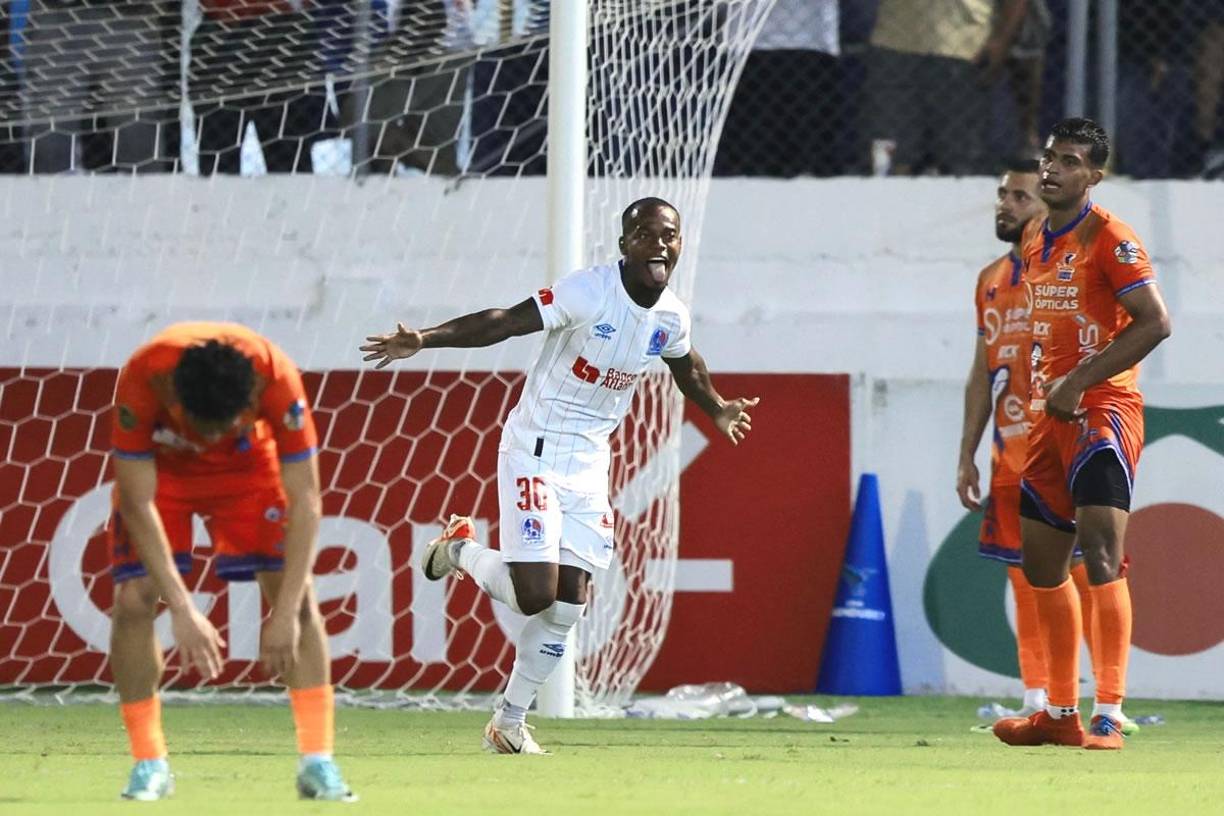 Edwin Solani Solano también salió desde el banquillo para marcar gol y sentenciar el partido con el 3-1 del Olimpia.