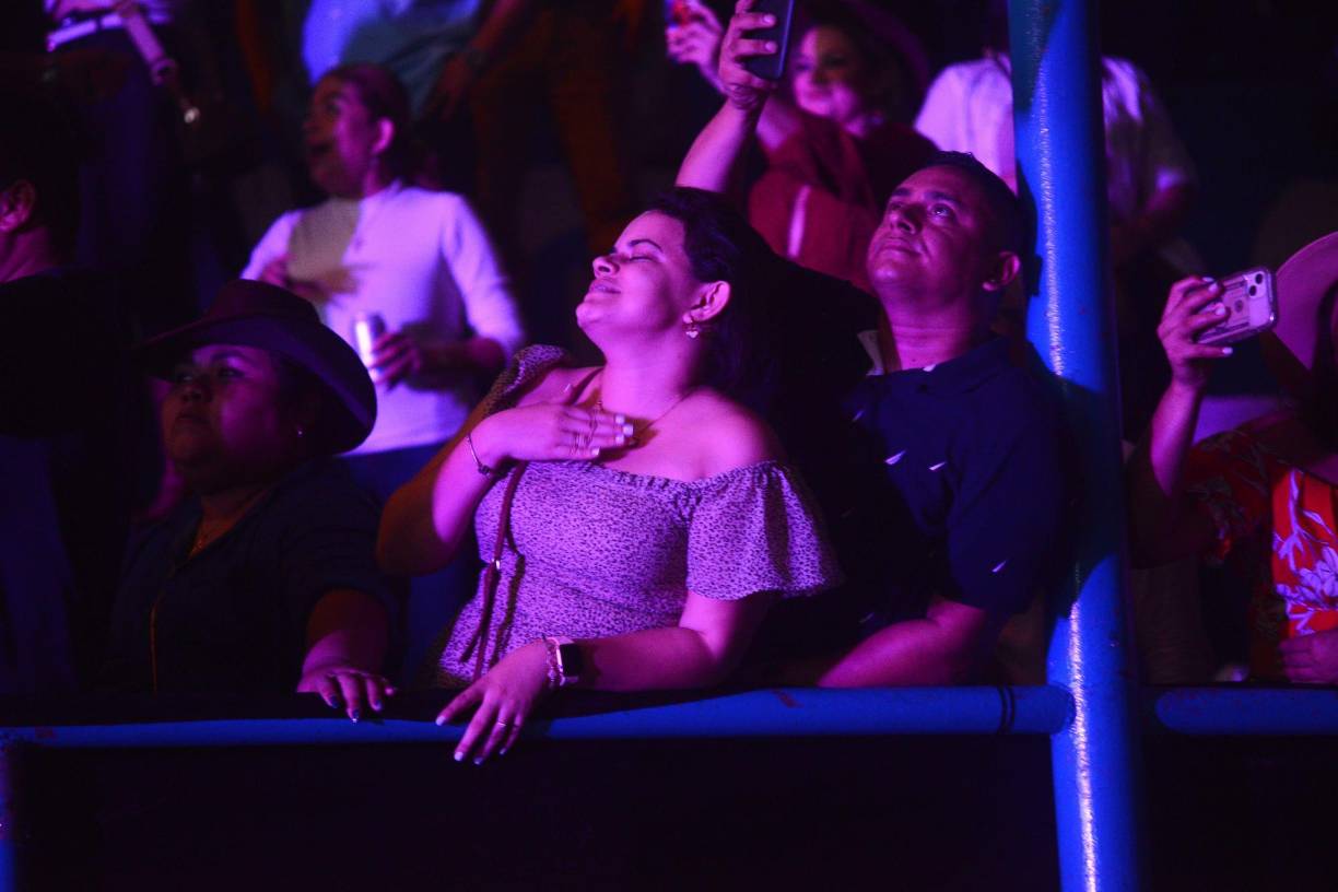 Los catrachos disfrutaron de principio a fin e interpretaron con sentimiento cada una de sus canciones. 