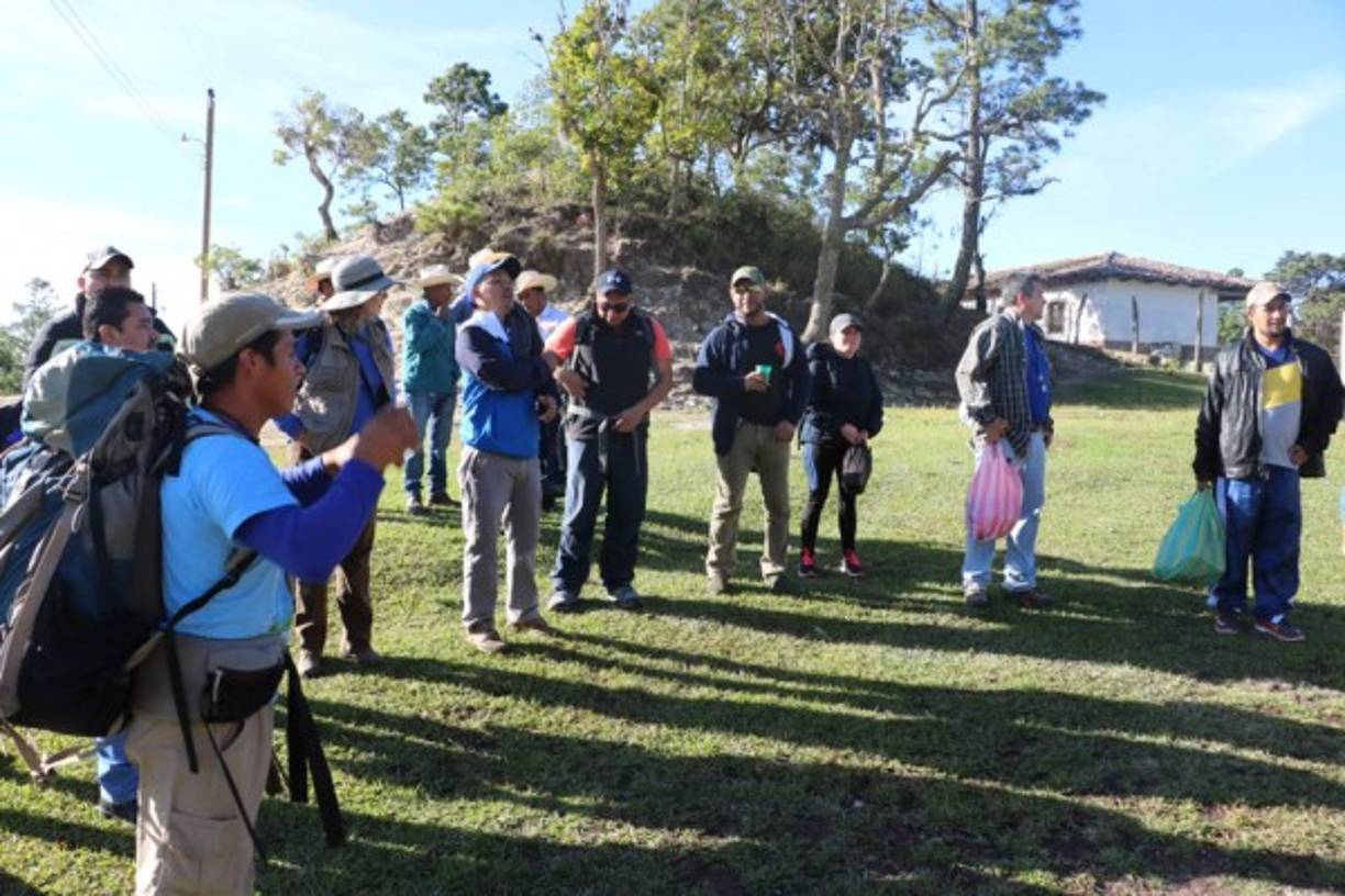 Durante ocho horas continuas mantuvimos el andar, disfrutando de bellos paisajes, diversidad de aves, flores, hongos y animales, todo lo que hace de Celaque un parque único, bello e imponente, hacia el único campamento que se encuentra en la ruta a Las Minas.