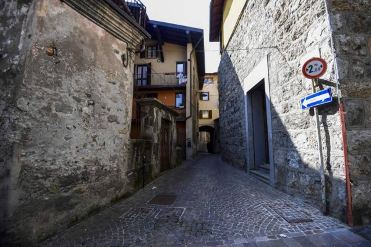 Vertova se encuentra a unos diez kilómetros al norte de Bérgamo, en el valle del Serio, una de las zonas donde el coronavirus se ha propagado con especial virulencia, sin que se conozcan las causas.