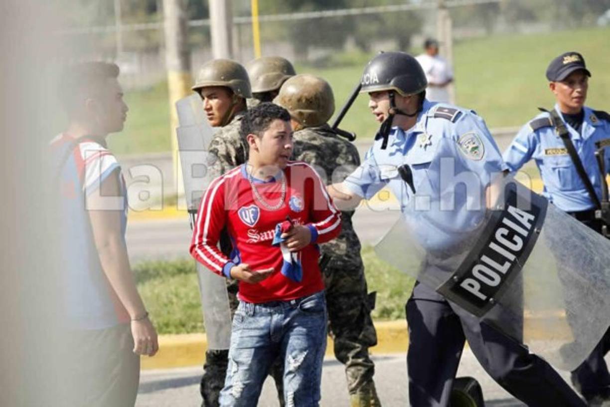 Después se escucharon ráfagas de disparos, la policía intervino.