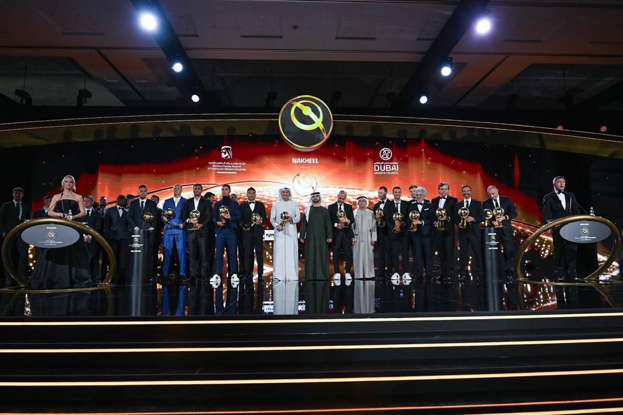 Todos los galardonados de los Globe Soccer Awards 2024 posando con sus premios sobre el escenario.