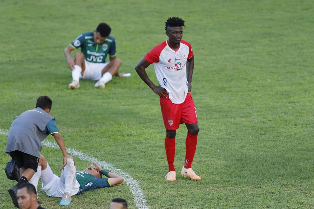 Algunos jugadores del Marathón acabaron exhaustos al final del partido tras ganarle a la Real Sociedad con remontada incluida.